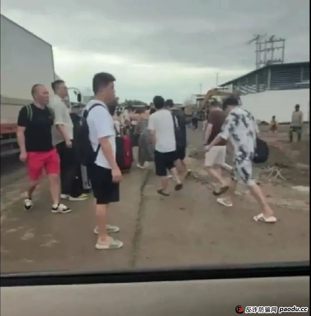 场面震撼！柬埔寨电诈园区上演集体大逃亡！(14)